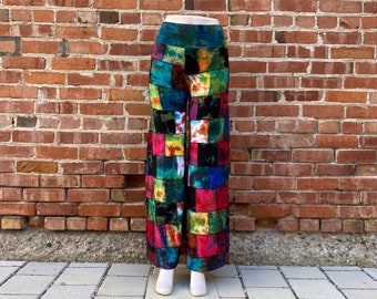 Damskie spodnie hippie z szerokimi, rozszerzanymi nogawkami, patchworkowe, barwione metodą tie-dye, w stylu hippie boho, kolorowe, żywe spodnie letnie, festiwal psychodeliczny, wygodne