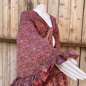 Wikkeltop met ruches en strikbandjes aan de voorkant, lange belmouwen, geometrisch en bloemenpatroon, boho-feeëngodin, hippie, discotheek jaren 70, halloween