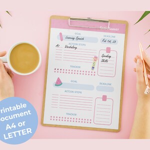 Op de afbeelding: Een printbare doelplanner met een roze en blauwe kleurstelling. De planner heeft secties voor het stellen van doelen, actiestappen en het bijhouden van de voortgang. De planner is ontworpen voor het leren van Spaans en bevat een sectie voor spreekvaardigheid. De deadline is vastgesteld op 1 februari 2023.