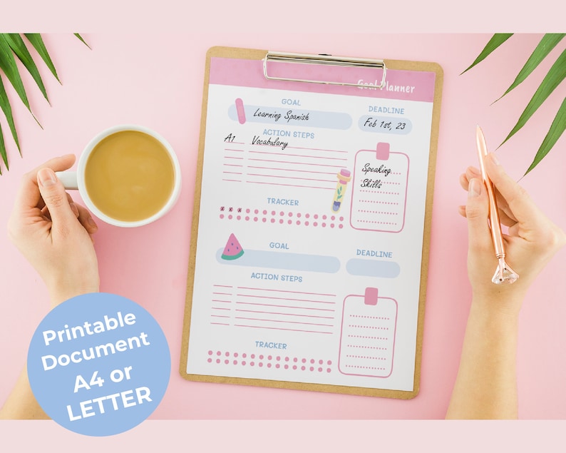 Op de afbeelding: Een printbare doelplanner met een roze en blauwe kleurstelling. De planner heeft secties voor het stellen van doelen, actiestappen en het bijhouden van de voortgang. De planner is ontworpen voor het leren van Spaans en bevat een sectie voor spreekvaardigheid. De deadline is vastgesteld op 1 februari 2023.