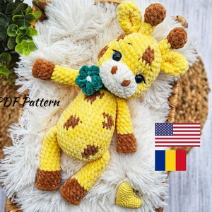 Może przedstawiać: Wzór na amigurumi żyrafy na szydełku w formacie PDF. Wzór zawiera instrukcje dotyczące robienia żółtej i brązowej żyrafy z zielonym kwiatem na szyi. Wzór jest dostępny w języku angielskim i rumuńskim.