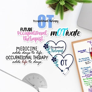 Pode incluir: Um conjunto de cinco adesivos para terapeutas ocupacionais. Os adesivos são brancos com letras azuis e rosa. Os adesivos apresentam as palavras "Terapia ocupacional", "Futuro terapeuta ocupacional", "Motivar", "A medicina adiciona dias à vida, a terapia ocupacional adiciona vida aos dias" e "Terapeuta ocupacional" com um estetoscópio e um coração.