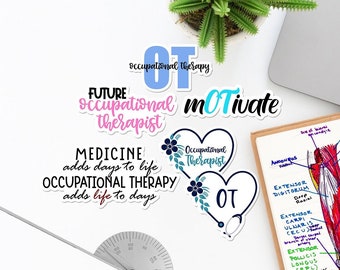Può includere: Un set di cinque adesivi per terapisti occupazionali. Gli adesivi sono bianchi con lettere blu e rosa. Gli adesivi mostrano le parole "Terapia occupazionale", "Futuro terapista occupazionale", "Motivare", "La medicina aggiunge giorni alla vita, la terapia occupazionale aggiunge vita ai giorni" e "Terapista occupazionale" con uno stetoscopio e un cuore.