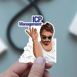 Pode incluir: Um adesivo de vinil cortado com uma ilustração de desenho animado de uma pessoa com cabelo castanho e óculos de sol vestindo uma regata branca, espalhando partículas brancas. O texto ICP Management está impresso em azul.