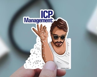 Può includere: Un adesivo in vinile fustellato con un'illustrazione a cartoni animati di una persona con capelli castani e occhiali da sole che indossa una canotta bianca, mentre sparge particelle bianche. Il testo ICP Management è stampato in blu.