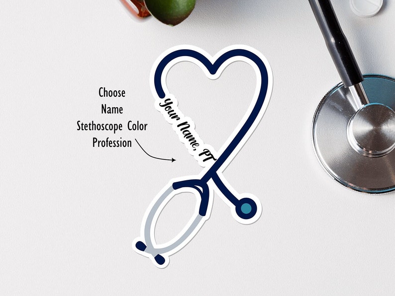 Puede incluir: Un estetoscopio azul y blanco en forma de coraz&oacute;n con el texto "Your Name, PT" escrito en &eacute;l.