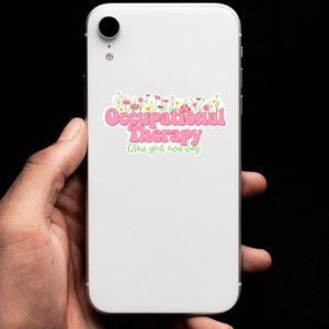 Pode incluir: Smartphone branco com um adesivo rosa e verde que diz "Occupational Therapy Grow your own way" com uma fileira de flores acima do texto.