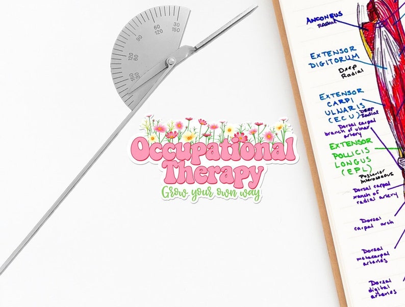 Pode incluir: Etiqueta rosa e verde com o texto "Occupational Therapy Grow your own way" e um design floral. A etiqueta est&aacute; sobre uma superf&iacute;cie branca ao lado de um transferidor e uma p&aacute;gina de desenhos anat&ocirc;micos.