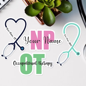 Puede incluir: Tres pegatinas con un dise&ntilde;o de estetoscopio. La primera pegatina es azul y dice "Your Name, PT". La segunda pegatina es rosa y dice "NP Your Name". La tercera pegatina es verde y dice "OT Occupational Therapy" con un dise&ntilde;o de estetoscopio.