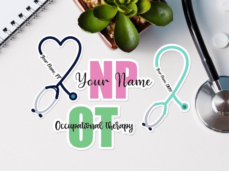 Puede incluir: Tres pegatinas con un dise&ntilde;o de estetoscopio. La primera pegatina es azul y dice "Your Name, PT". La segunda pegatina es rosa y dice "NP Your Name". La tercera pegatina es verde y dice "OT Occupational Therapy" con un dise&ntilde;o de estetoscopio.