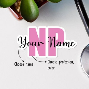 Puede incluir: Pegatina rosa NP con el texto "Your Name" e instrucciones para elegir un nombre y una profesi&oacute;n. La pegatina est&aacute; sobre un fondo blanco con un estetoscopio.