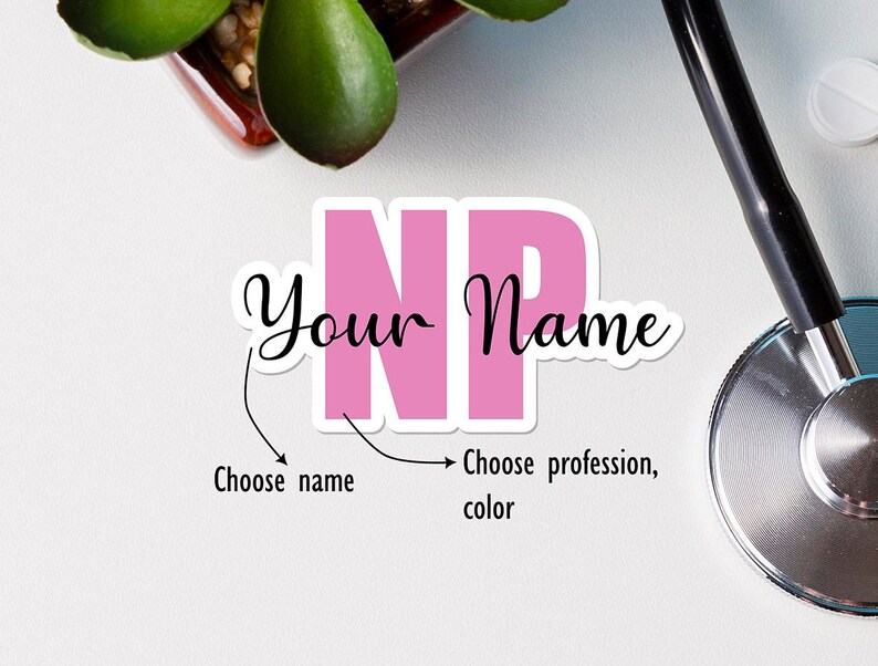 Puede incluir: Pegatina rosa NP con el texto "Your Name" e instrucciones para elegir un nombre y una profesi&oacute;n. La pegatina est&aacute; sobre un fondo blanco con un estetoscopio.