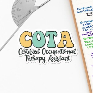 Pu&ograve; includere: Un adesivo con il testo "COTA Certified Occupational Therapy Assistant" in un carattere colorato e divertente. L'adesivo &egrave; su uno sfondo bianco.