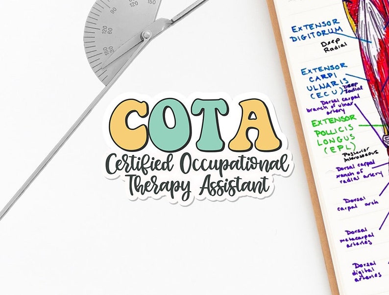 Pu&ograve; includere: Un adesivo con il testo "COTA Certified Occupational Therapy Assistant" in un carattere colorato e divertente. L'adesivo &egrave; su uno sfondo bianco.
