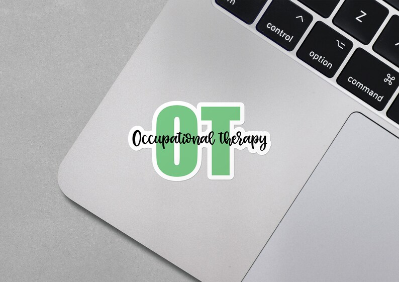 Puede incluir: Pegatina verde y blanca con las letras "OT" y el texto "Occupational Therapy" en negro.
