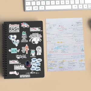 Pode incluir: Um caderno preto de espiral com uma variedade de adesivos coloridos na capa. Os adesivos apresentam temas relacionados &agrave; medicina, incluindo um estetosc&oacute;pio, um cora&ccedil;&atilde;o, um jaleco de m&eacute;dico e as palavras "Keep Calm and Stay Sterile".