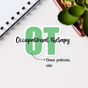 Puede incluir: Una pegatina con las letras "OT" en verde, que significa "Occupational Therapy". La pegatina est&aacute; sobre un fondo blanco con un cuaderno y una planta en maceta.