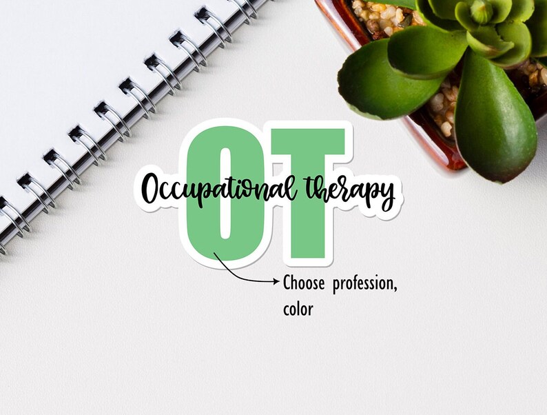 Puede incluir: Una pegatina con las letras "OT" en verde, que significa "Occupational Therapy". La pegatina est&aacute; sobre un fondo blanco con un cuaderno y una planta en maceta.