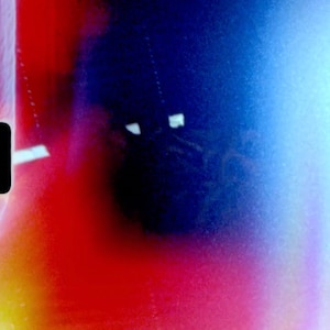 Può includere: Immagine astratta con una miscela di colori, tra cui rosso, blu e viola. Un quadrato nero con angoli arrotondati si trova in alto a sinistra. L'immagine ha una trama granulosa e un effetto sfocato, creando un'estetica sognante.