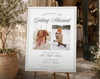 Puede incluir: Un cartel de bienvenida de boda rectangular blanco sobre un caballete dorado con el texto "THESE KIDS ARE Getting Married" y "WELCOME TO The Night Before", dos fotos de niños, los nombres "Olivia & Thomas" y la fecha "17.06.2030".