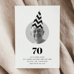 Plantilla de invitación de cumpleaños número 70, hombres de cumpleaños número 70, cumpleaños de adultos imprimible, mira quién tiene 70, invitación simple 70, invitaciones masculinas 70