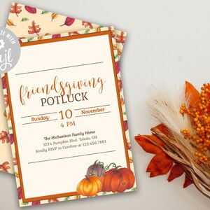 Op de afbeelding: Een printbare uitnodiging voor een Friendsgiving-potluck met een herfstthema. De uitnodiging bevat een aquarel-illustratie van pompoenen en bladeren in tinten oranje, rood en geel. De tekst op de uitnodiging luidt "Friendsgiving Potluck" en bevat de datum, tijd en locatie van het evenement.
