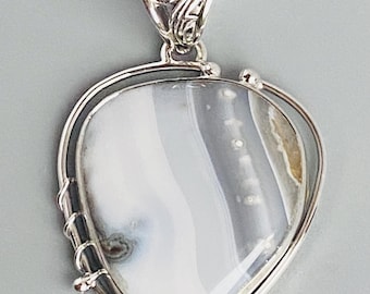 Piedra preciosa de ágata blanca con bandas y plata de ley