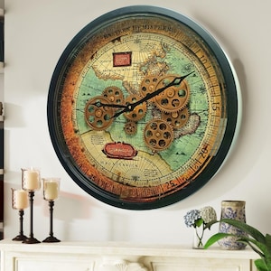 Könnte beinhalten: Eine runde Wanduhr mit einem Vintage-Weltkarten-Design. Das Zifferblatt der Uhr hat einen schwarzen Hintergrund mit goldenen Zahnrädern und römischen Ziffern. Die Zeiger der Uhr sind schwarz und gold.