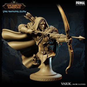 Könnte beinhalten: Eine detaillierte, bemalte Figur eines Charakters aus dem Spiel Uncharted Kingdoms: The Shining Flow. Der Charakter ist ein männlicher Bogenschütze, der einen Kapuzenmantel und eine pelzgefütterte Rüstung trägt und einen Bogen und Pfeil hält. Die Figur ist auf einem runden Sockel montiert.