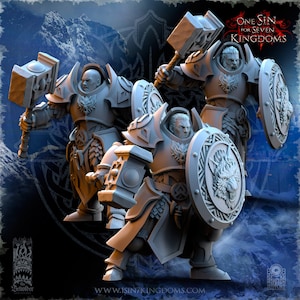 以下が含まれることがあります： 鎧を着てハンマーと盾を持った戦士のグレーのプラスチック製ミニチュアが3体。盾には狼のデザインが施され、背景には「One Sin for Seven Kingdoms」の文字が書かれている。