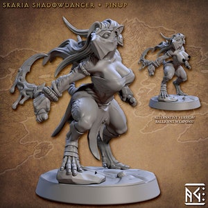 Peut inclure: Miniature en 3D imprimée en gris d'une humanoïde féminine aux traits félins, portant un masque et tenant une lame courbe. La miniature est posée dans une pose d'action dynamique, avec une jambe levée et l'autre pied fermement planté sur une base rocheuse. La miniature est conçue pour les jeux de table ou l'exposition.