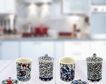Especieros de cerámica hechos a mano con tapa: un artículo decorativo para la cocina