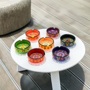 Cenicero pequeño de cerámica hecho a mano: cenicero vintage y portátil de sobremesa para fumadores. Un regalo original y personalizado para fumadores, ideal para uso en interiores y exteriores.