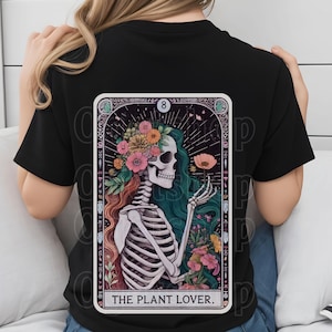 Carte de tarot PNG l'amoureux des plantes, sublimation squelette, plante drôle Lady jardinière tête de mort Tarot T-shirt tasse fichier PNG, téléchargement numérique