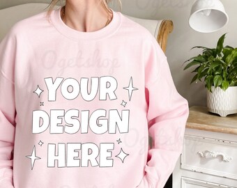 Gildan 18000 ljusrosa tröja-mockup | G180 rosa rund halsringning-mockup | Modellmockup | Gildan 18000 | Rosa tröja | Rosa tröja-mockup