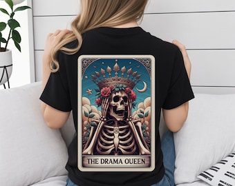 La carta del tarot de la reina del drama PNG, divertido diseño de sublimación de calavera esquelética, popular camiseta gótica bruja de moda Carta del tarot PNG Descarga digital