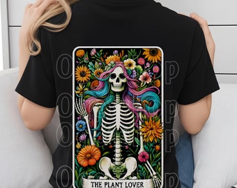 Carta del Tarot PNG El amante de las plantas, Diseño de sublimación de esqueleto, Planta divertida Lady Gardener Skull Tarot Camiseta Taza Archivo PNG, Descarga digital