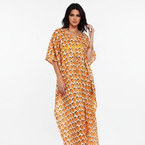 Żółta sukienka kaftan z bawełny w truskawki, maxi kaftan boho z owocowym wzorem, regulowana talia ze sznurkiem