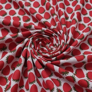 Puede incluir: Una tela con un patrón repetido de fresas rojas con tallos verdes sobre un fondo blanco. La tela está dispuesta en espiral, destacando la densidad y el contraste de color del diseño. Las fresas están espaciadas uniformemente.