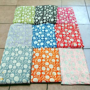 Stof met bloemenprint, stof met meerdere bloemenprint, gekleurde stof, katoenen stof, Indiase zachte katoenen stof, op maat gesneden, stof met dierenprint,