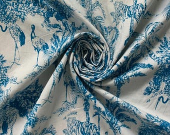 Tessuto di cotone blu tropicale con stampa giungla di tigri e gru, stile chinoiserie per cucito e sartoria.