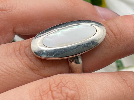 Vintage mother of pearl ring - image 3