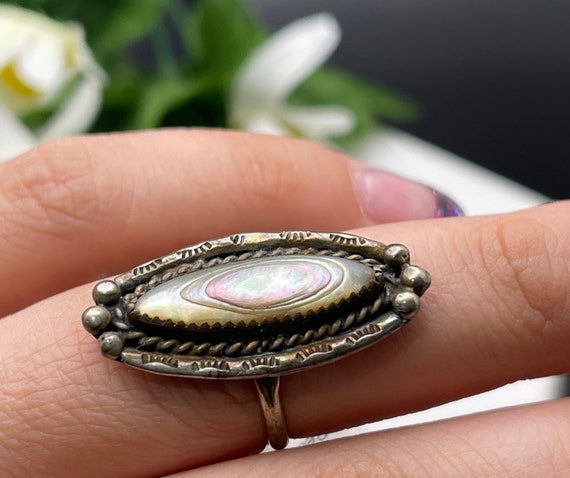 Vintage Navajo mother of pearl ring - image 6