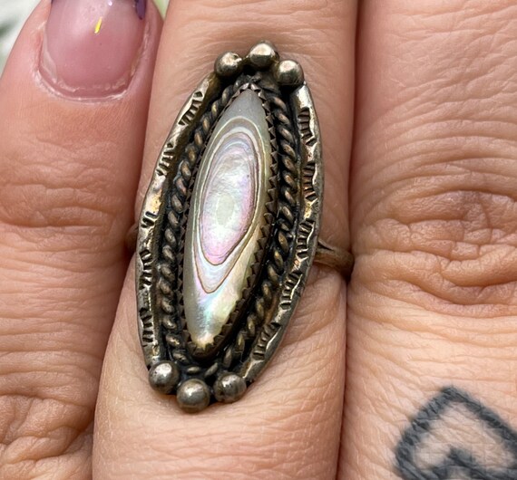 Vintage Navajo mother of pearl ring - image 5