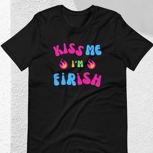 Kiss Me I&#39;m Firish Shirt Camiseta de elemento de fuego para mujer Camiseta unisex de bruja retro linda