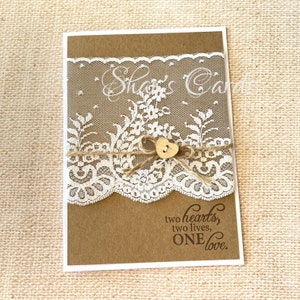 Carte de félicitations RUSTIQUE faite main pour mariage ou Fiançailles avec dentelle large, ficelle et bouton coeur en bois. Deux coeurs ne font plus qu'un