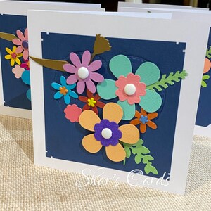 Helle Blumen auf Marine, geprägte ALL-OCCASION CARD, handgemachte Grußkarte, handgemachte Blumen aus Resten geschnitten, Metallverschluss-Zentren.