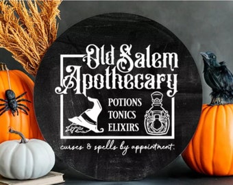 Può includere: Un cartello bianco e nero con il testo "Old Salem Apothecary" e un cappello da strega, un ragno e una bottiglia con un ragno sopra. Il cartello dice anche "Potions, Tonics, Elixirs" e "curses & spells by appointment."