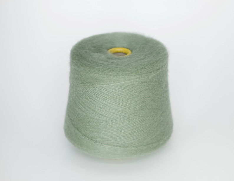 Puede incluir: Un ovillo de hilo suave de color verde claro.