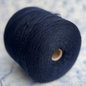 Kashmir 100 % garn på strut Maskinstickning Handstickning Vävning Färg Marinblå Higland NM 2/15 750 m/100 g (820 yards/3,52 oz)